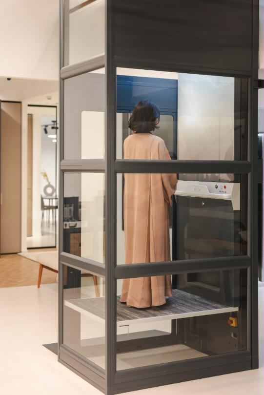 Vrouw in een compacte huislift