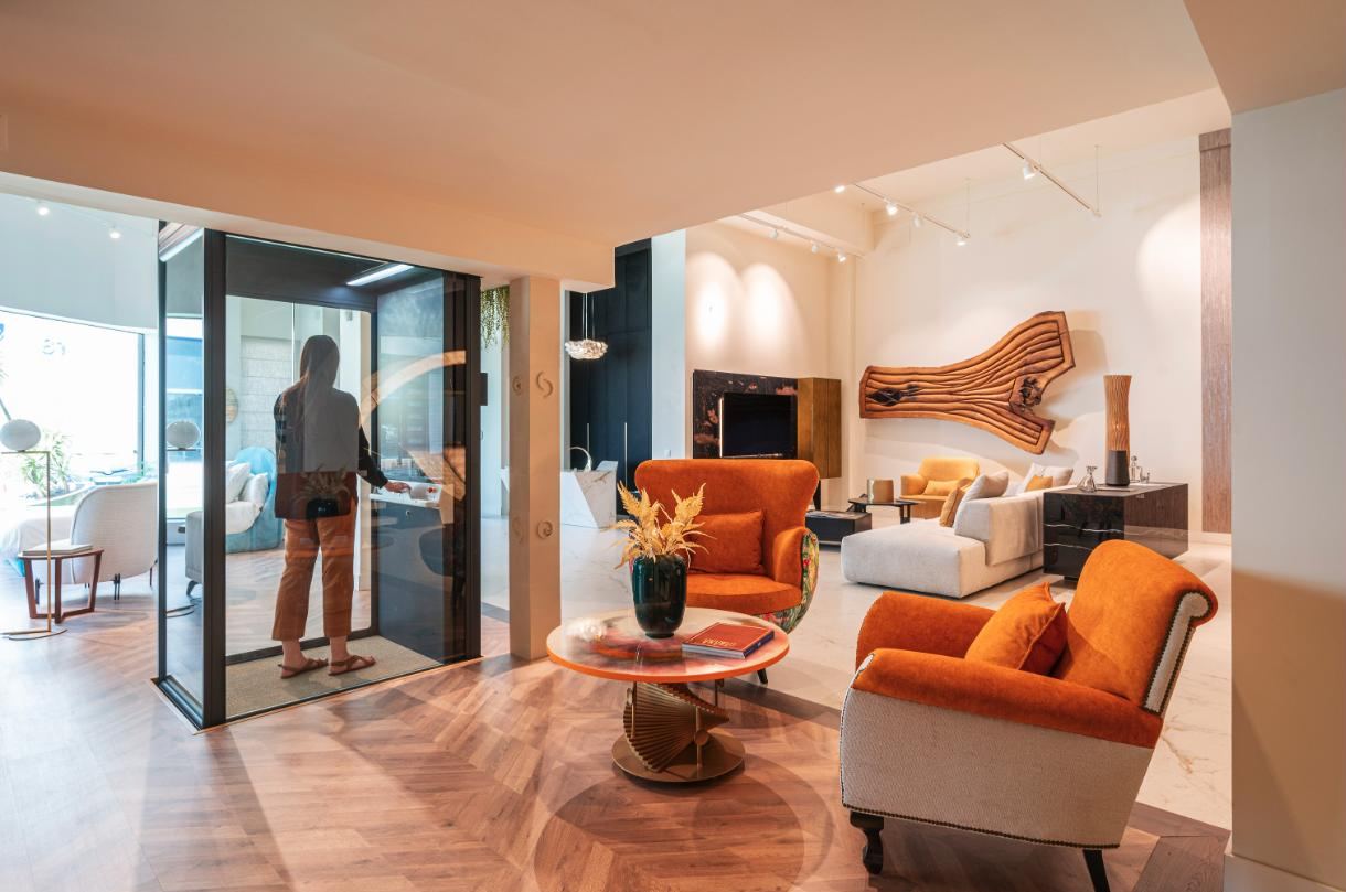 Aritco HomeLift huislift met glazen schacht in een woonkamer