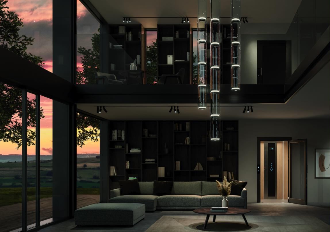 Home Lift Style in een donkere woonkamer met vide
