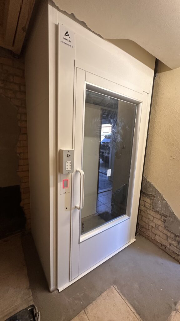 Slimme huisliftoplossing voor een compacte woning