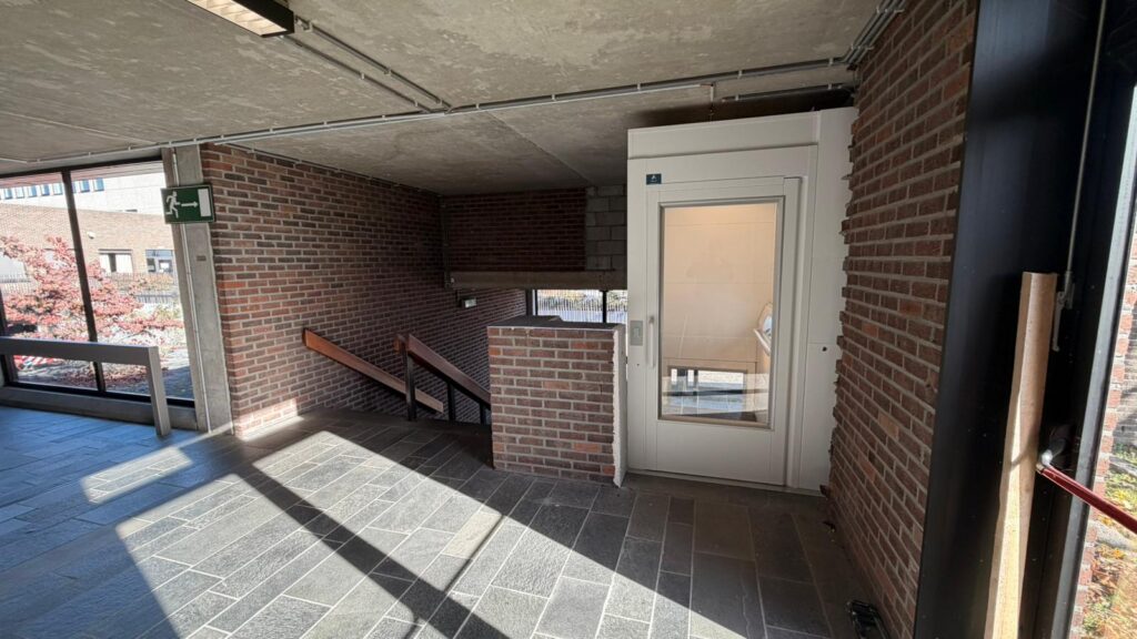 Universiteit vernieuwd met een Public Access lift