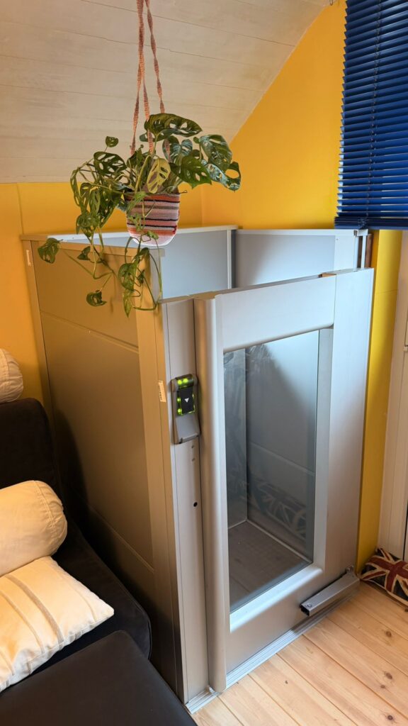 Ascenseur compact dans une maison avec très peu d’espace