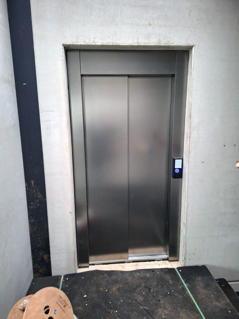 Liftinstallatie in modern kantoorgebouw