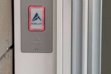 Bedieningspaneel van Home Lift fietslift met verlichte oproepknop naast liftdeur