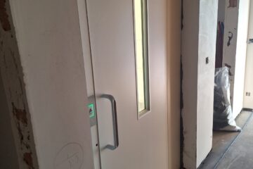 Aritco Access deur netjes geplaatst tijdens de laatste afwerkingsfase van het gebouw
