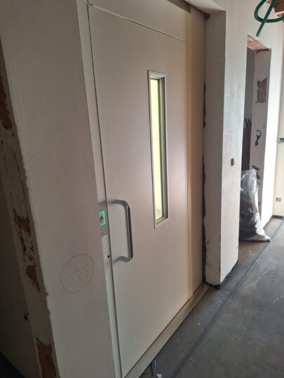 Aritco Access deur netjes geplaatst tijdens de laatste afwerkingsfase van het gebouw