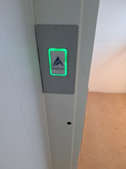 erlichte Home Lift oproepknop met groene led signaleert dat de lift klaar staat